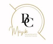 "BC Müzik Akademisi öğrencileri enstrüman çalıyor ve ses eğitimi alıyor, modern stüdyo ve eğitim materyalleri ile desteklenen bir öğrenme ortamında çalışıyor."