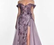 Alanay Bayan Giyim – Kadın modasına yönelik şık, modern ve kaliteli giyim ürünlerinin vitrinlerde sergilendiği butik mağaza.