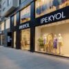Ipekyol Alanya – Modern, şık ve zarif kadın giyim ürünlerinin vitrinlerde sergilendiği butik mağaza.