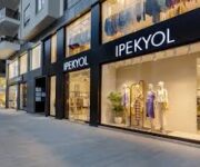 Ipekyol Alanya – Modern, şık ve zarif kadın giyim ürünlerinin vitrinlerde sergilendiği butik mağaza.