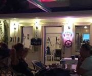 Deniz Family Restoran Bar’da deniz manzaralı masalarda keyifli yemek sunumu.