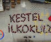 Alanya Kestel İlkokulu binası, modern mimarisi ve öğrencilere sunduğu güvenli, sıcak öğrenme ortamıyla öne çıkan okul.