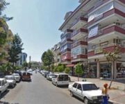 Alanya’daki Aran Lokantası’nda servis edilen sulu ev yemeği, pilav ve salata tabağı