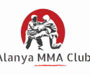 “Alanya MMA Club’ta karma dövüş sanatları antrenmanı yapan sporcular”