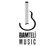 "Bamteli Musical Instruments mağazasında çeşitli enstrümanlar sergilenmiş, müşteriler ve öğrenciler gitar, piyano ve yaylı çalgıları inceleyip çalıyor."