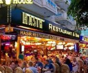 “Alanya Hasır Restaurant Bar’da Akdeniz manzarası eşliğinde kebap, deniz ürünleri ve serinletici içecekler”