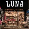 Luna Bag Shop mağazasında şık el çantaları ve aksesuarların sergilendiği renkli ve modern iç mekan görünümü.