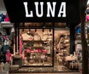 Luna Bag Shop mağazasında şık el çantaları ve aksesuarların sergilendiği renkli ve modern iç mekan görünümü.