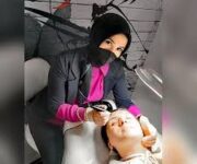 “Hatice Kurt Güzellik Merkezi’nde profesyonel cilt ve saç bakım hizmeti alan müşteri”