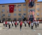 Fatma Özmüftüoğlu İlköğretim Okulu binası, Tosmur/Alanya’da modern eğitim olanakları ve öğrencilerine güvenli, destekleyici bir öğrenme ortamı sunan ilkokul.