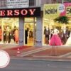 Ersoy Giyim Alanya – Modern ve şık kadın giyim ürünlerinin vitrinlerde sergilendiği butik mağaza.