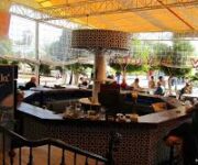 Janus Restaurant’ta deniz manzarası eşliğinde şık sofralar ve özenle hazırlanmış lezzetler.