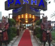 PASHA Et ve Balık Restoran’da deniz manzarasına karşı servis edilen taze balık ve ızgara et çeşitleri. 🥩🐟🍷