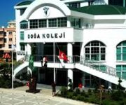 Doğa İlkokulu binası, modern sınıfları ve öğrencilerine sunduğu güvenli, doğayla iç içe öğrenme ortamıyla öne çıkan okul.