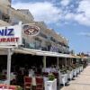 Deniz Restaurant’ta deniz manzarası eşliğinde sunulan taze balıklar, ızgaralar ve geleneksel mezeler. 🐟🥗🍷