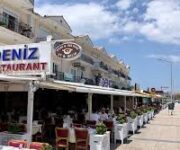 Deniz Restaurant’ta deniz manzarası eşliğinde sunulan taze balıklar, ızgaralar ve geleneksel mezeler. 🐟🥗🍷