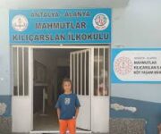 Mahmutlar Kılıçarslan İlkokulu binası, modern eğitim imkanları ve öğrencilere güvenli, destekleyici bir öğrenme ortamı sunan ilkokul.