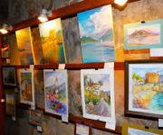 "Art Gallery’de sergilenen çağdaş resim ve heykel eserleri, sanatseverlerin estetik bir atmosferde yaratıcılıkla buluşmasını sağlıyor."