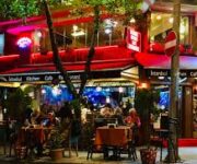 İstanbul Cafe Restaurant’ın şık iç mekanında, geleneksel Türk mutfağından modern lezzetlere uzanan geniş menü seçenekleri