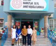 Mahmutlar 50. Yıl Ahmet Keşoğlu İlkokulu binası, Alanya Mahmutlar Mahallesi’nde modern yapısı ve sıcak eğitim ortamıyla dikkat çeken ilkokul.