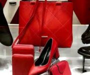 Orion Ayakkabı ve Çanta mağazasında sergilenen kadın ve erkek ayakkabıları ile çanta koleksiyonları.