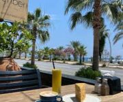 Enberi Cafe’de modern dekorasyon eşliğinde kahve ve tatlı keyfi.