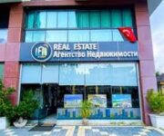 Holiday Center Real Estate ofisi ve danışmanları, Mahmutlar, Alanya’da satılık ve kiralık daire, villa ve yatırım amaçlı gayrimenkul hizmeti sunarken.