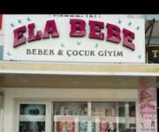 Ela Bebe Alanya – Bebek ve çocuk giyim ürünlerinin modern ve şık bir şekilde sergilendiği butik mağaza.