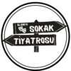"Alanya Sokak Tiyatrosu oyuncuları, şehrin meydanında halkla iç içe canlı performans sergiliyor; tiyatronun enerjisini sokağa taşıyor."