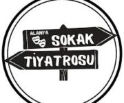 "Alanya Sokak Tiyatrosu oyuncuları, şehrin meydanında halkla iç içe canlı performans sergiliyor; tiyatronun enerjisini sokağa taşıyor."