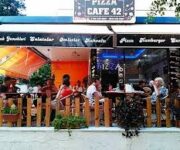 Pizza Cafe 42’de odun ateşinde pişirilmiş pizzalar ve samimi kafe atmosferi.