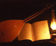 "Alanya Bağlama Kursu öğrencileri, eğitmen eşliğinde bağlama çalarken geleneksel Türk müziğinin ezgilerini öğreniyor."