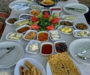 Yağmur Restoran’da zengin menü ve sıcak aile ortamında keyifli yemek deneyimi.
