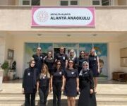 Alanya Anaokulu’nda çocuklar öğretmenler eşliğinde oyun oynuyor ve eğitim etkinliklerine katılıyor.