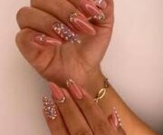 “Ada Nail Center’da profesyonel manikür ve nail art uygulaması yapılan müşteri”