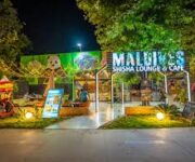 Maldives Lounge Bistro & Cafe’de deniz manzarası eşliğinde şık ve rahat atmosfer.