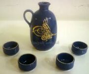 "Denizatı Seramik Sanat Atölyesi’nde sanatçılar el yapımı seramik ürünleri şekillendiriyor, öğrenciler çamurla çalışarak kendi tasarımlarını oluşturuyor."