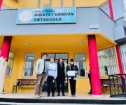 Hidayet Görgün Ortaokulu binası, modern eğitim imkanları ve öğrencilere güvenli, destekleyici bir öğrenme ortamı sunan ortaokul.