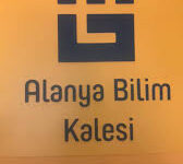 Alanya Bilim Kalesi, öğrenciler için modern laboratuvarlar, bilim atölyeleri ve teknoloji odalarıyla donatılmış yenilikçi bir eğitim merkezi.