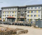 Abdurrahman Alaattinoğlu Anadolu Lisesi binası, modern eğitim imkanları ve öğrencilere güvenli, destekleyici bir öğrenme ortamı sunan lise.