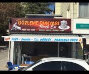 Gözleme Dünyası’nda sac üzerinde pişirilen taptaze gözlemeler, geleneksel kıyafetli kadınlar eşliğinde servis edilen açık hava masasında görüntülenmiş