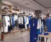 Selkor Bayan Butik mağazasında şık elbiseler, bluzlar, etekler ve kombinler vitrinlerde modern ve zarif bir şekilde sergileniyor – Alanya’da kadın modasının güvenilir adresi.