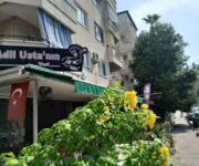 “Alanya Adil Usta'nın Yeri’nde odun ateşinde pişen kebaplar, dürümler ve geleneksel Türk mutfağı lezzetleri”