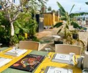 Yıldız Beach Alanya’da denize sıfır şezlonglar, restoran ve eşsiz Akdeniz manzarası.