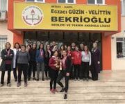 Eczacı Güzin Velittin Bekrioğlu Mesleki ve Teknik Anadolu Lisesi binası, modern atölyeleri ve öğrencilere sunduğu uygulamalı mesleki eğitim imkânlarıyla dikkat çeken lise.
