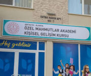 Mahmutlar Akademi, öğrencilerin akademik başarılarını artırmak ve kişisel gelişimlerini desteklemek için modern sınıflar ve deneyimli öğretmenlerle donatılmış eğitim merkezi.