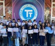 Alanya Tahir Tuluk Ortaokulu binası, modern eğitim olanakları ve öğrencilere güvenli, destekleyici bir öğrenme ortamı sunan ortaokul.