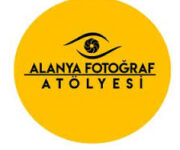 "Alanya Fotoğraf Atölyesi’nde katılımcılar, fotoğraf teknikleri ve kompozisyon dersleri alıyor, eğitmen rehberliğinde çekim yaparak yaratıcılıklarını geliştiriyor."