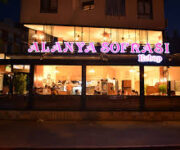 “Alanya Sofrası Kebap’ta ızgarada pişen kebap çeşitleri, taze mezeler ve geleneksel sunumlar”