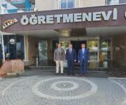 "Alanya Öğretmenevi ve Akşam Sanat Okulu’nda öğrenciler resim, müzik, seramik ve çeşitli sanat dallarında eğitim alıyor; eğitmenler rehberliğinde çalışmalar yapıyor."